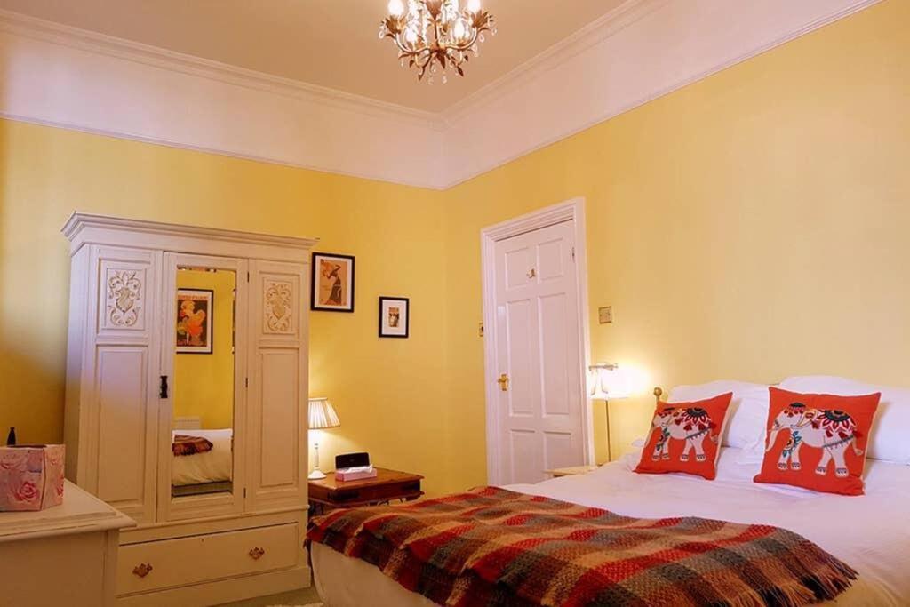 Hotel No 6 The Square Tearooms & *