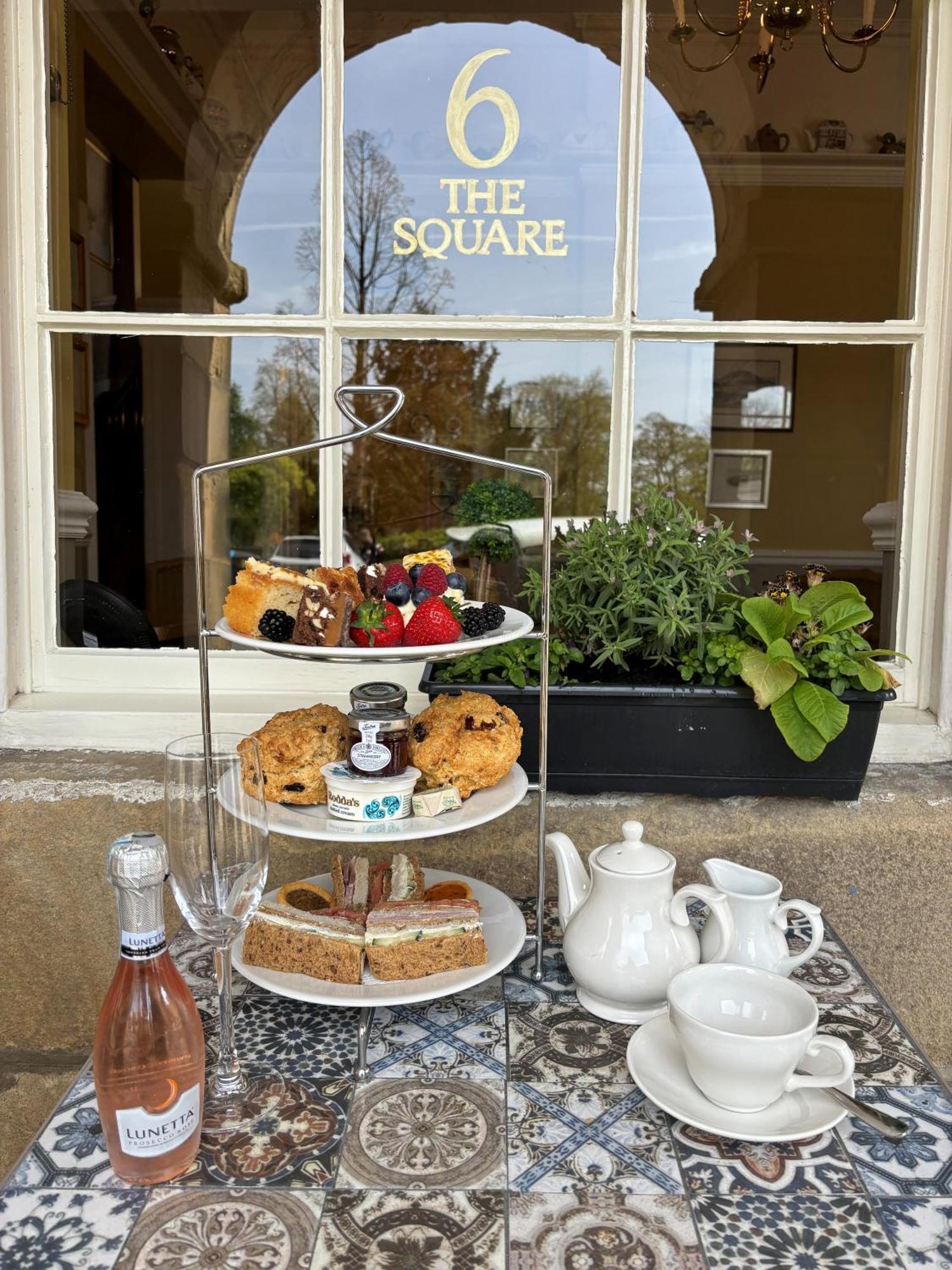 Hotel No 6 The Square Tearooms & Buxton (Derbyshire)